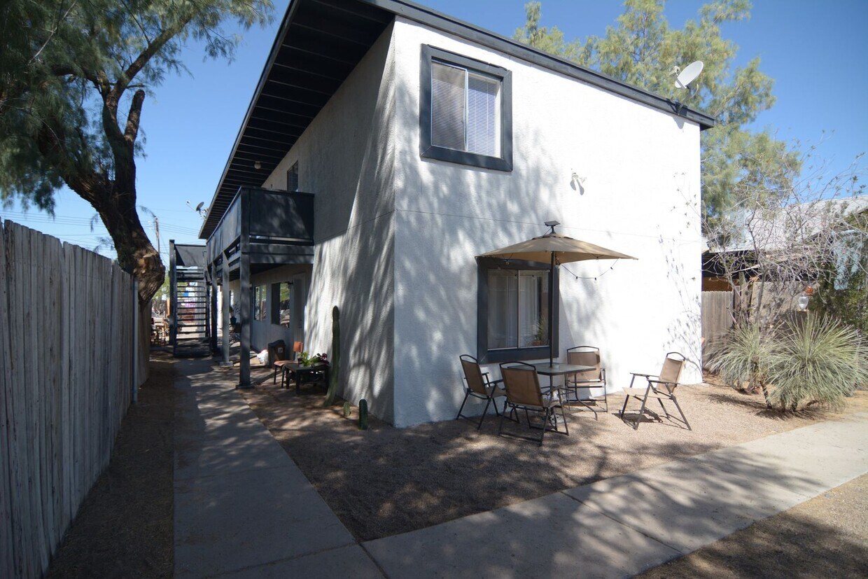 Foto principal - Remodeled 3 Bedroom 1 Bath Five-plex! Close to Downtown and the UofA!