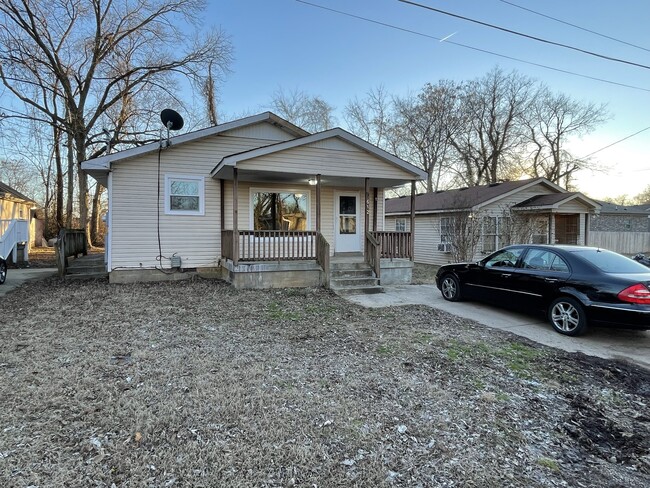 Building Photo - 612 Sun Cir