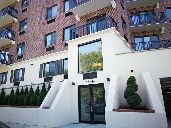 Foto del edificio - 46-146 Grand Central Pkwy