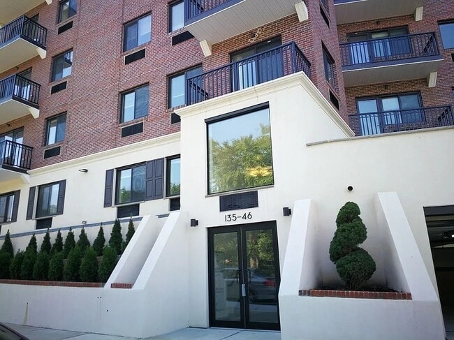 Building Photo - 46-146 Grand Central Pkwy