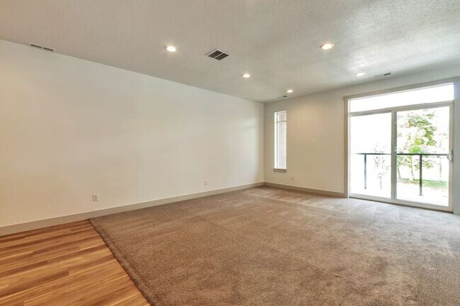 Foto del edificio - Modern End Unit townhouse w attached 2 car...