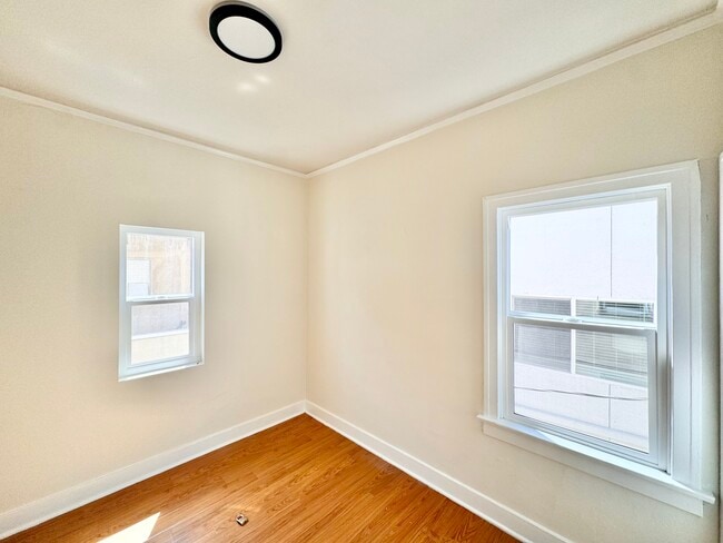 Building Photo - 1415 N Hobart Blvd