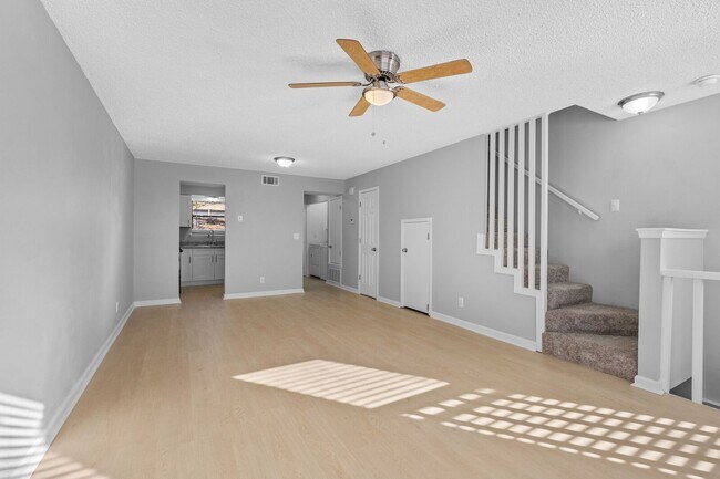 Foto del edificio - Modern 3-Bed, 2.5-Bath Apartment with Granite Kitchen & New Appliances!