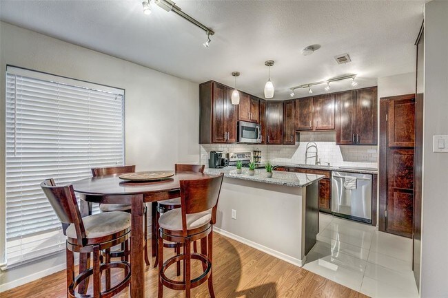 Foto del edificio - 5306 Fleetwood Oaks Ave