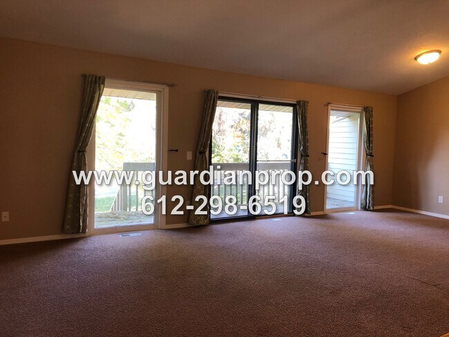Foto del edificio - End Unit Townhouse Available August 1, Vau...