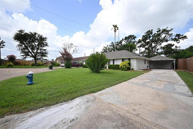 Foto del edificio - 3007 Maple Grove Ln