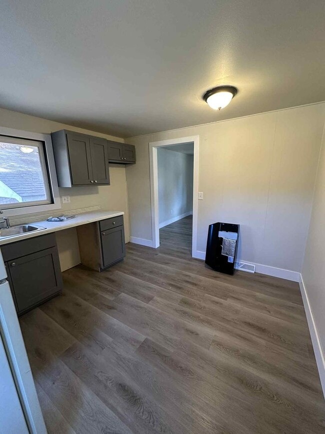 Building Photo - REMODELED 2 Bedroom Duplex