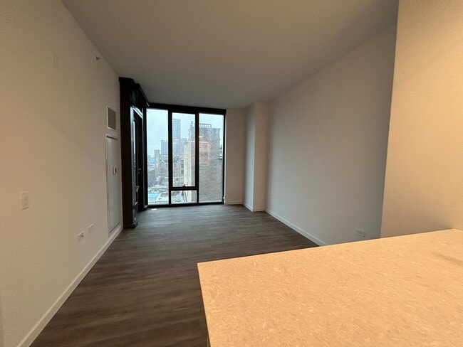 Building Photo - 1355 W Fulton St
