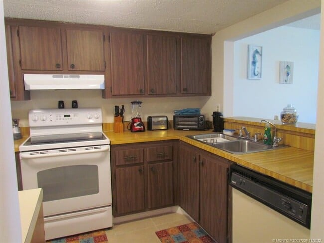 Building Photo - 10102 S Ocean Dr