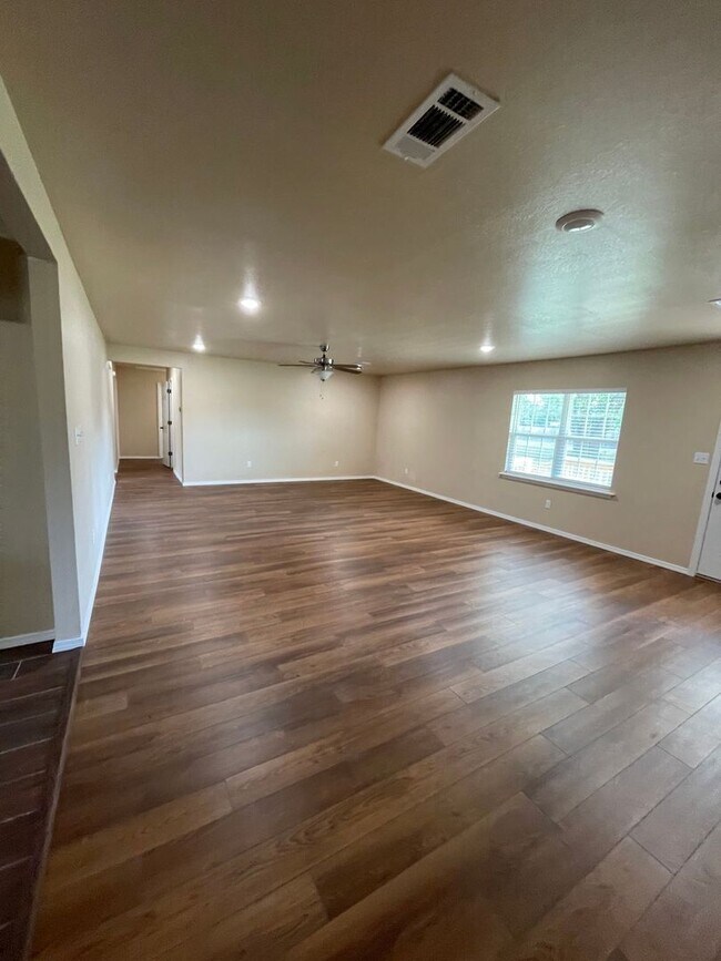 Foto del edificio - Spacious 4 Bedroom Home For Rent in Charle...