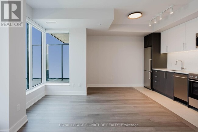 Photo du bâtiment - 2525-2525 Bathurst St