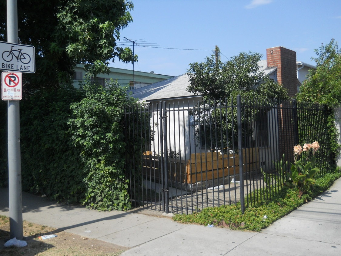 Primary Photo - 6701 Woodley Ave