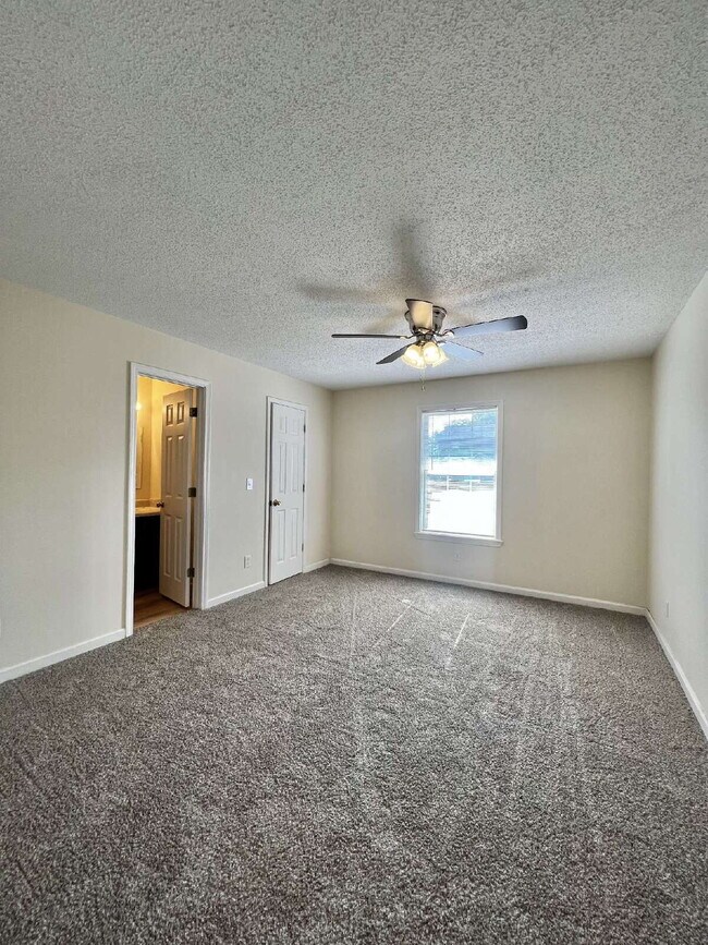 Foto del edificio - 3864 NORTHEAST DRIVE UNIT C