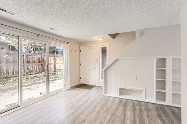 Building Photo - Evolve Real Estate: Charming Townhouse 2 B...