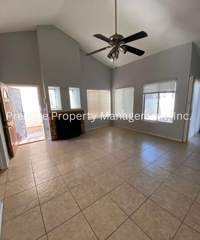 Building Photo - West Side Townhome just  steps away from the community pool!!!