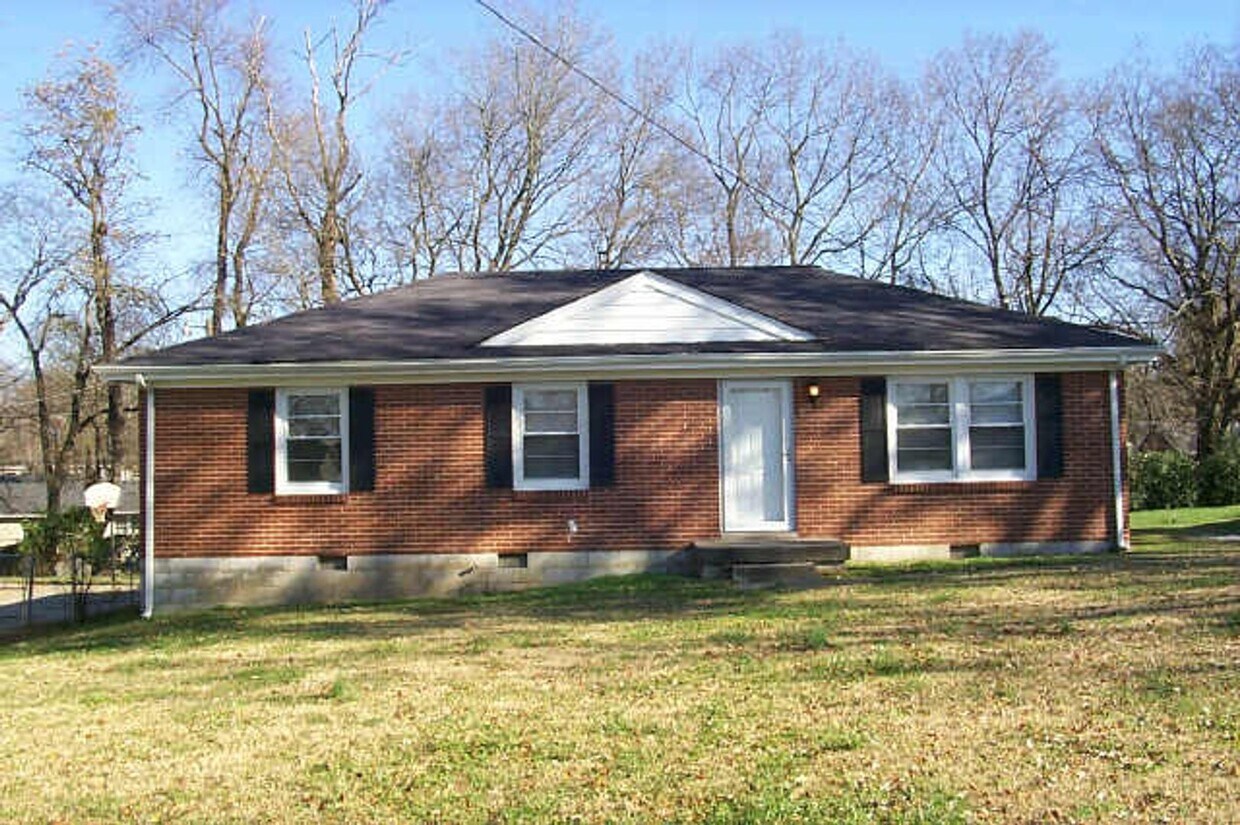 Foto principal - 4 Bedroom and 2 Bath home with large yard