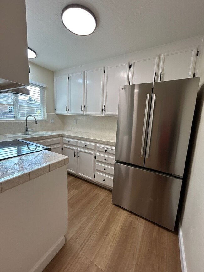 Building Photo - STUNNING Remodeled 2 Bed 1 Bath Ground Floor Unit with Indoor W/D Hookups
