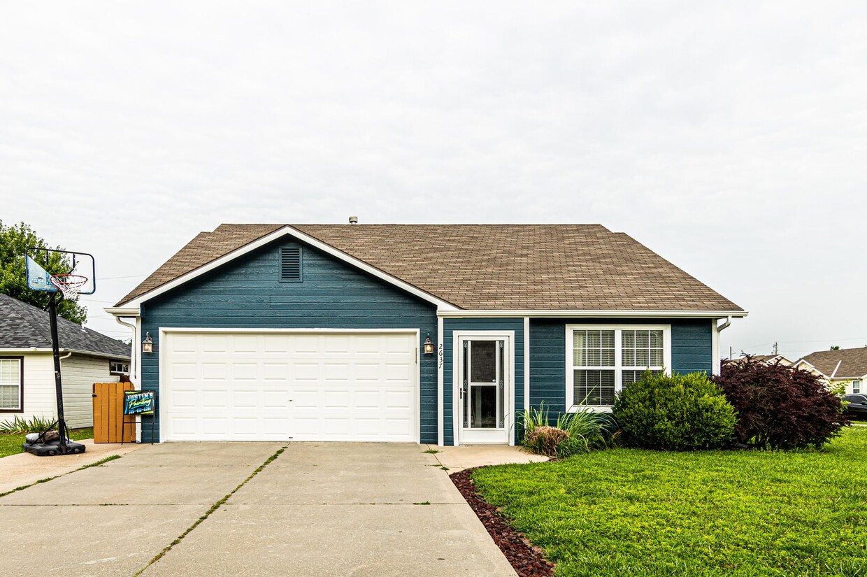 Primary Photo - Located on a corner lot!