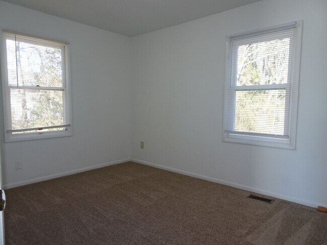 Building Photo - 2 Bedroom 1 Bath Duplex for Rent in James ...