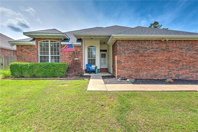 Foto del edificio - 2046 Pine Woods Rd