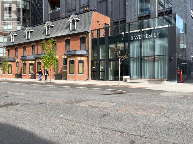 Photo du bâtiment - 8-3908 Wellesley St W