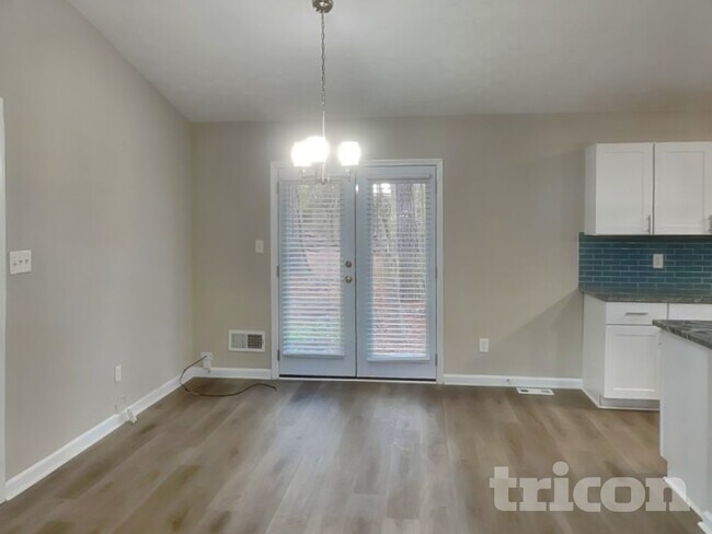 Foto del edificio - 212 Hemlock Dr