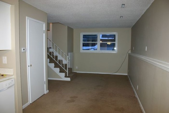 Building Photo - 2 BR 1 Bath Duplex in Norwalk