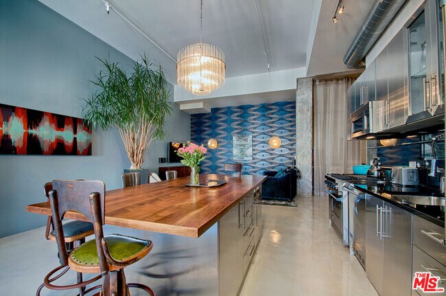 Foto del edificio - 849 S Broadway