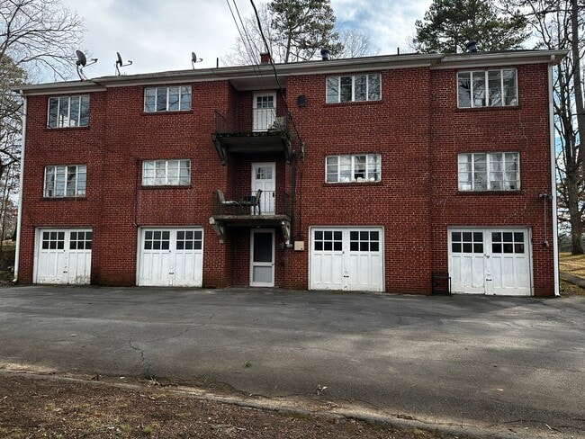 3rd floor apt - 723 E Hunt Rd