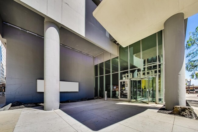 Building Photo - 235 W Van Buren St