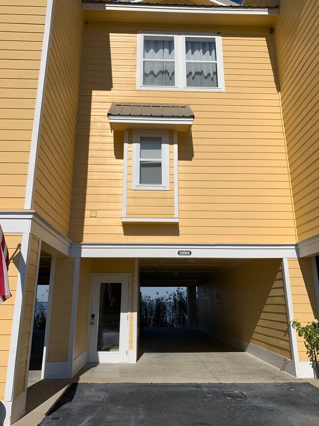 Foto del edificio - 16068 Innerarity Point Rd