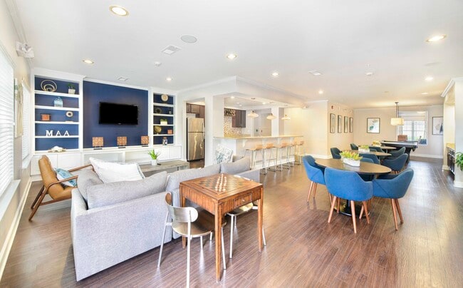 Building Photo - MAA Seasons