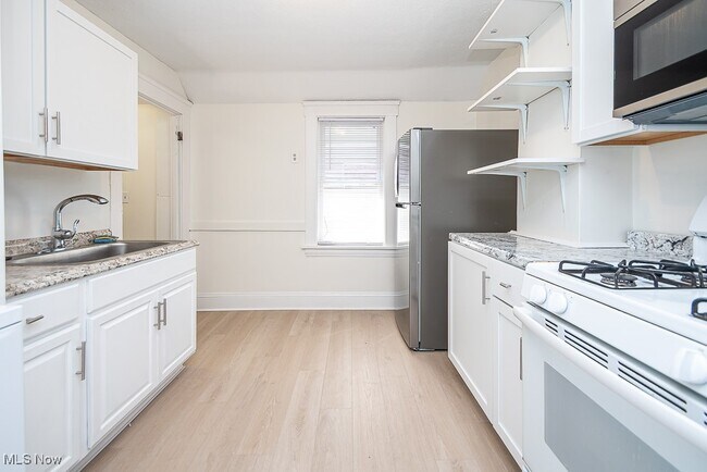 Foto del edificio - 4205 Woodbine Ave