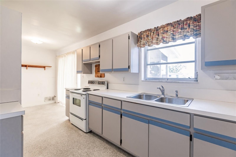 Foto del edificio - 21307 Gladis Ave