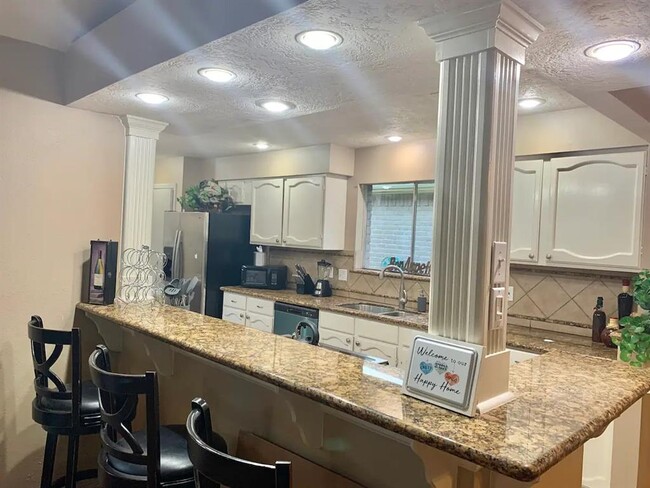 Building Photo - 2406 Strait Ln