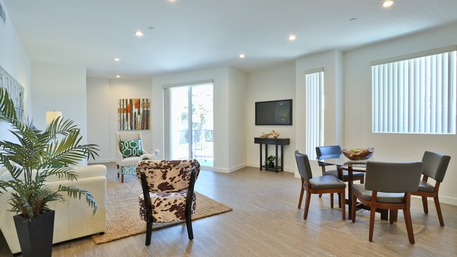 Building Photo - 12700 Moorpark St