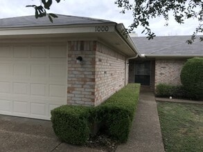 Building Photo - 1000 Parkview Cir