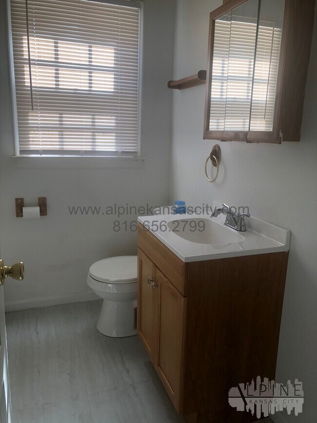 Building Photo - 2 Bed, 2 Bath, KCK Home