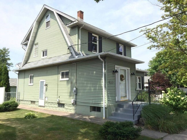 Building Photo - 1402 W 31st St
