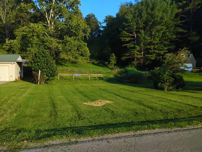 Amplio terreno, con posibilidad de alquilar una superficie adicional si se desea. - 5163 Whitethorne Rd