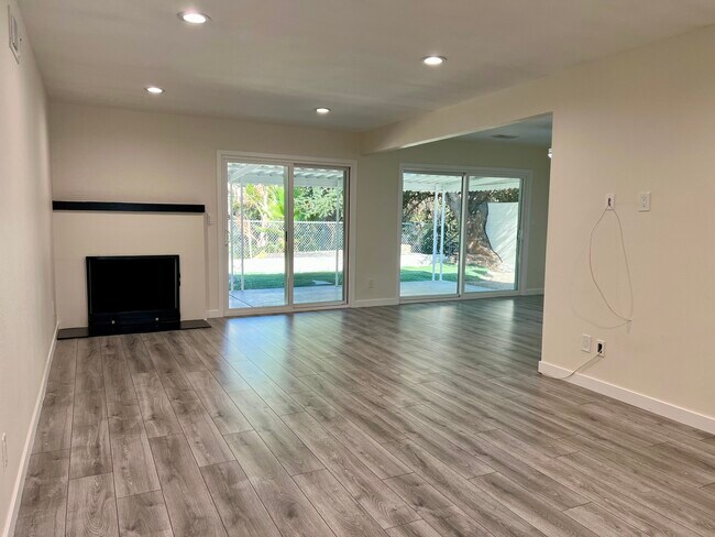 Foto del edificio - 6069 Lake Nadine Pl