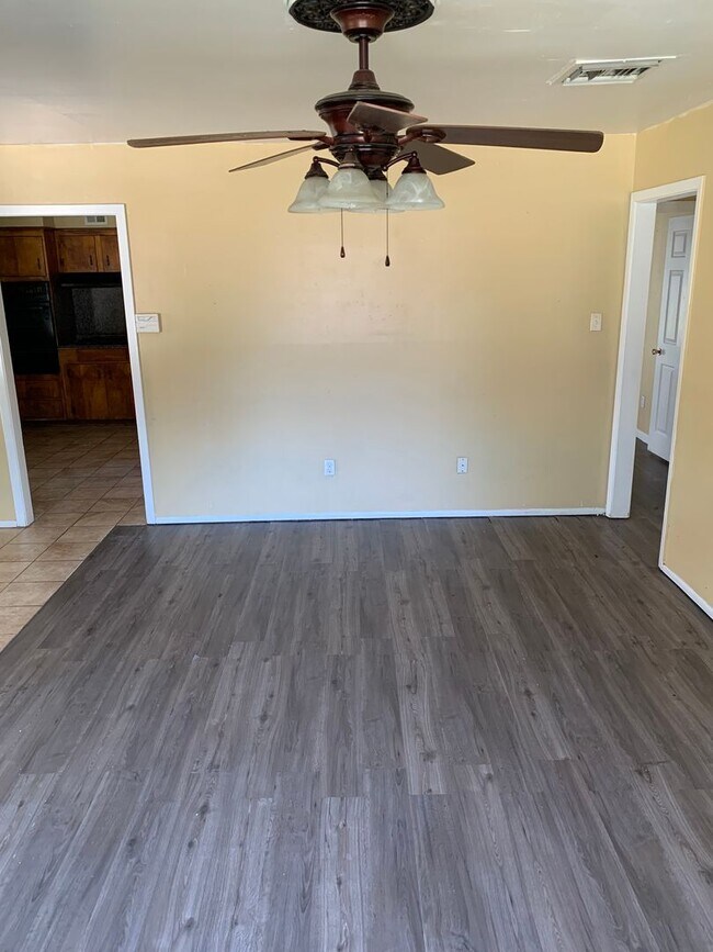 Building Photo - 3602 Valley View Dr