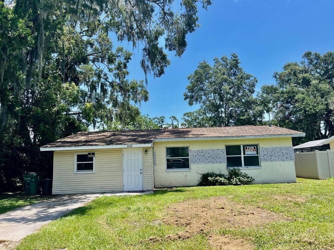 Foto principal - Tons of Living Space in this 3BR/1BA Zephy...