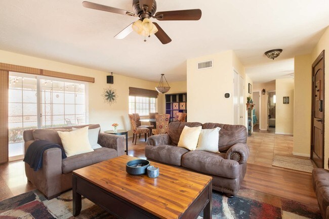 Foto del edificio - 7267 Golfcrest Dr