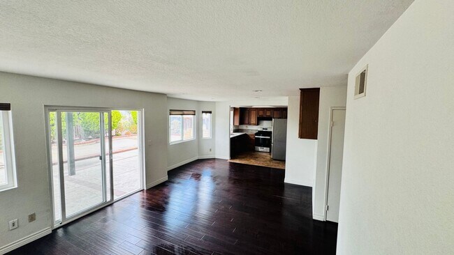 Foto del edificio - Bright. Modern. Walkable. – 4BR/3BA Home N...