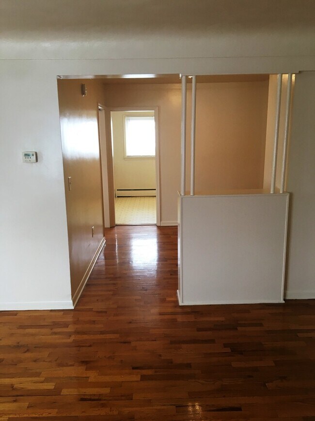 Foto del edificio - G 2288 E Hemphill Rd Apt (Range 1 - 4)