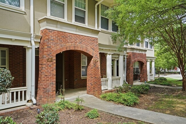 Building Photo - Uptown Charlotte Townhome with Dual Primary Suites
