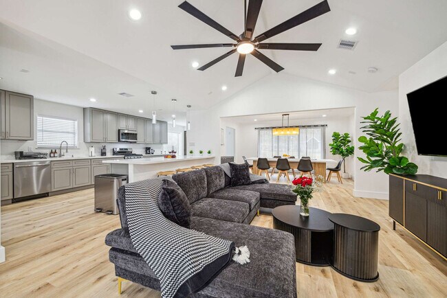 Foto del edificio - 5631 Cerritos Dr