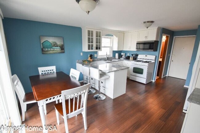 Foto del edificio - 3 br, 1.5 bath Townhome - 10** Coppens Rd