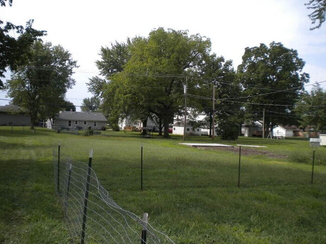 Building Photo - Small Town Living!